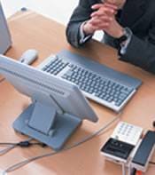 電話をかける女性